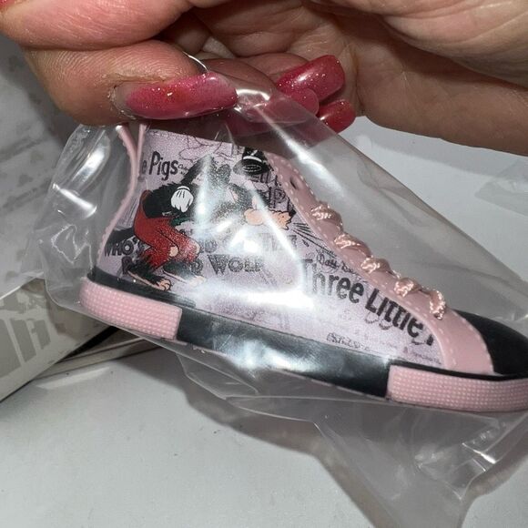 Disney Lacers The Three Little Pigs Shoe Vinyl Collectible Artist Series 2 D23 - Picture 3 of 9